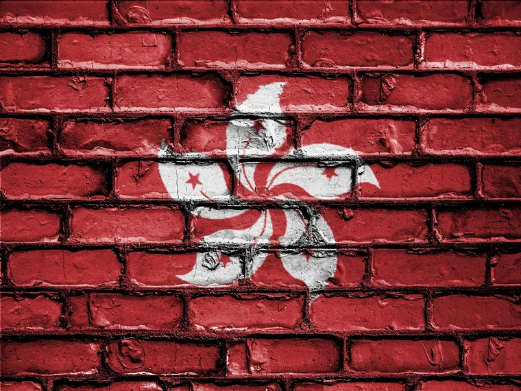香港加密貨幣評測：磚牆上的香港區旗