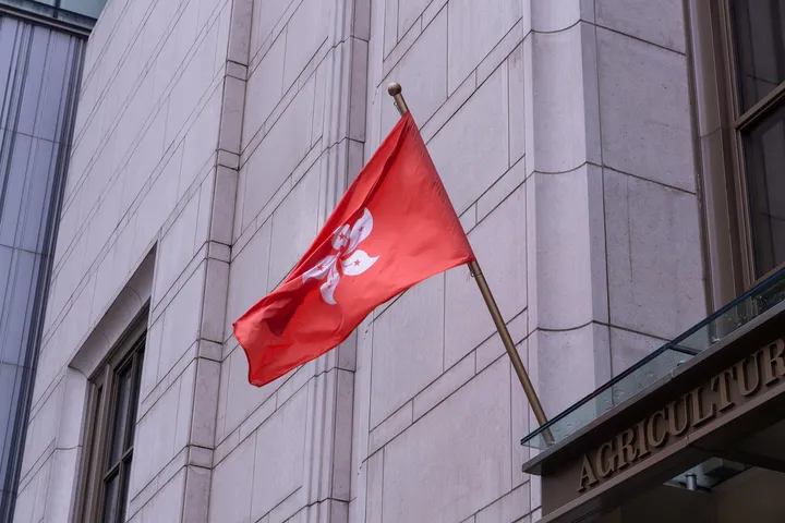 大樓外的香港區旗