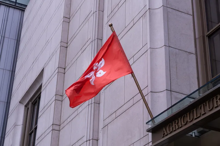 政府大樓外的香港特區區旗，象徵香港持牌加密貨幣交易所的監管制度
