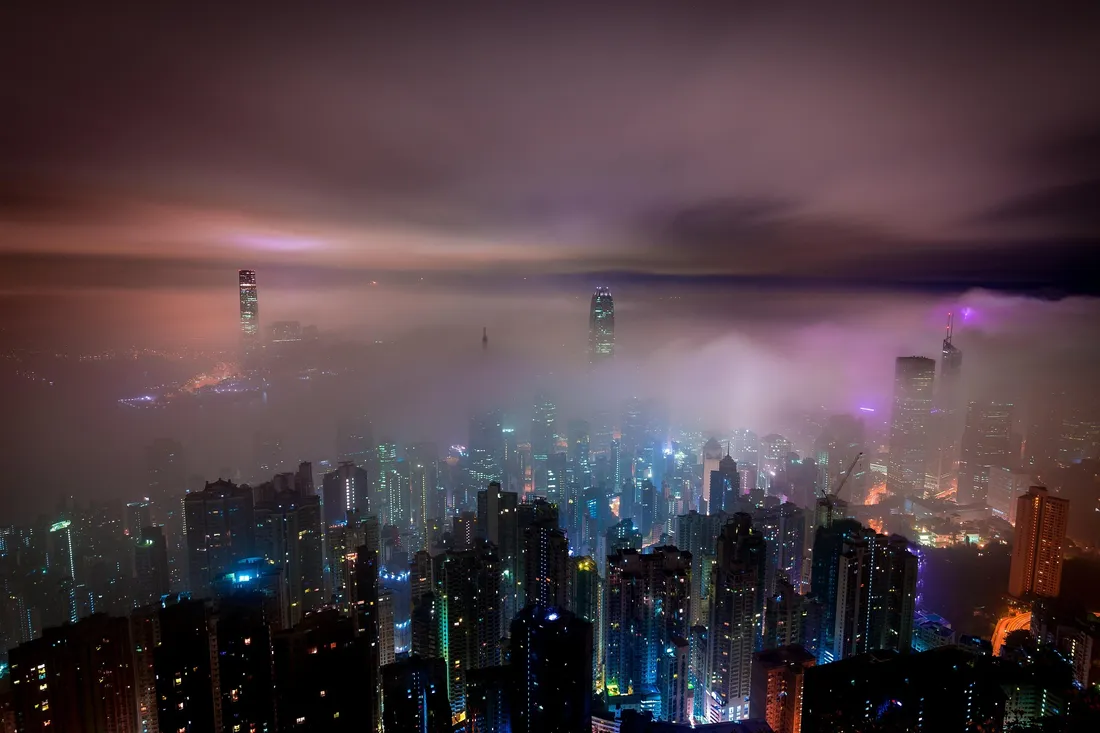 霧中的香港夜景，13 個持牌加密貨幣交易所在此營運